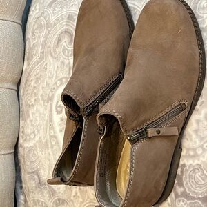 Women’s Taupe Hush Puppy Booties!